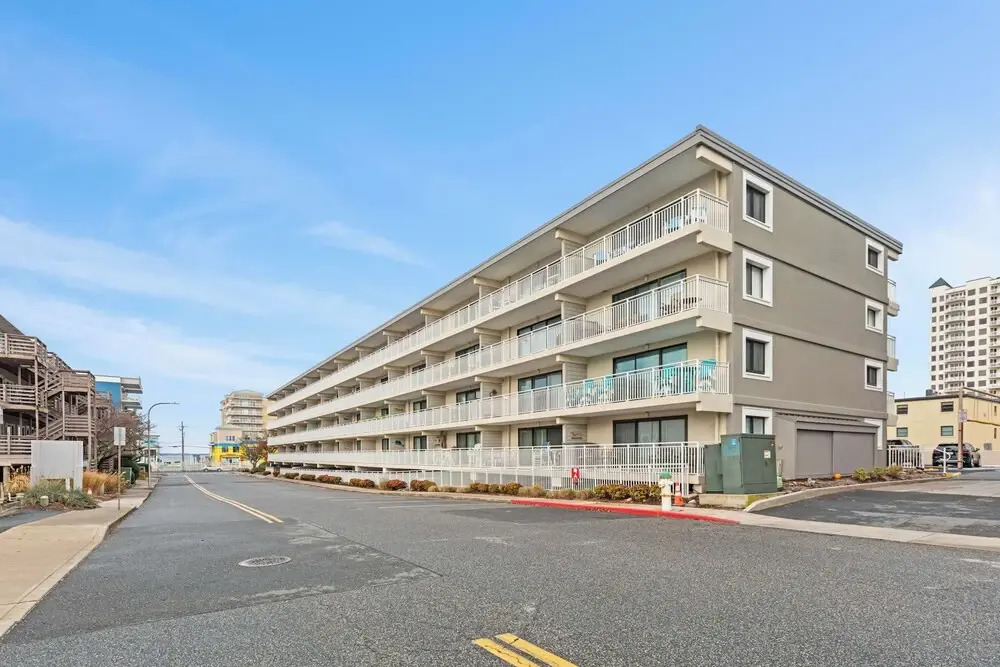 Salty Sands 4 208 2BR Ocean-block Condo, Balcony, Beach Gear & Parking