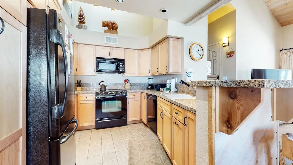 Snowcreek IV 622 Light, Bright and Updated, Walk to Snowcreek Athletic Club by RedAwning