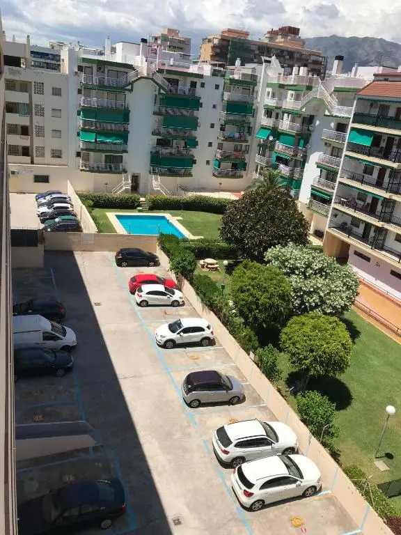 New central 2BR apartment 100m-to-beach free parking
