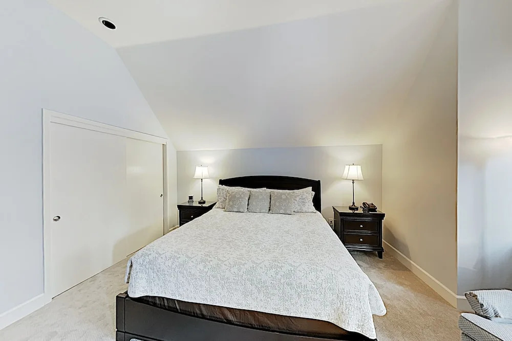 New Listing! Modern Eaglewood Townhome W/ Hot Tub 3 Bedroom Townhouse
