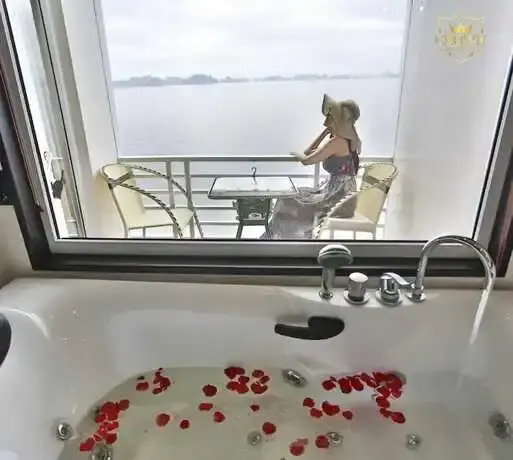 Halong Crown Legend Cruise