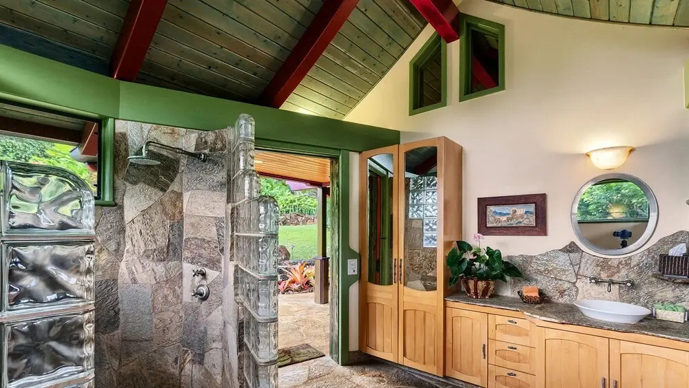 Sea Song in Kilauea With 4 Bedrooms and 6 Bathrooms