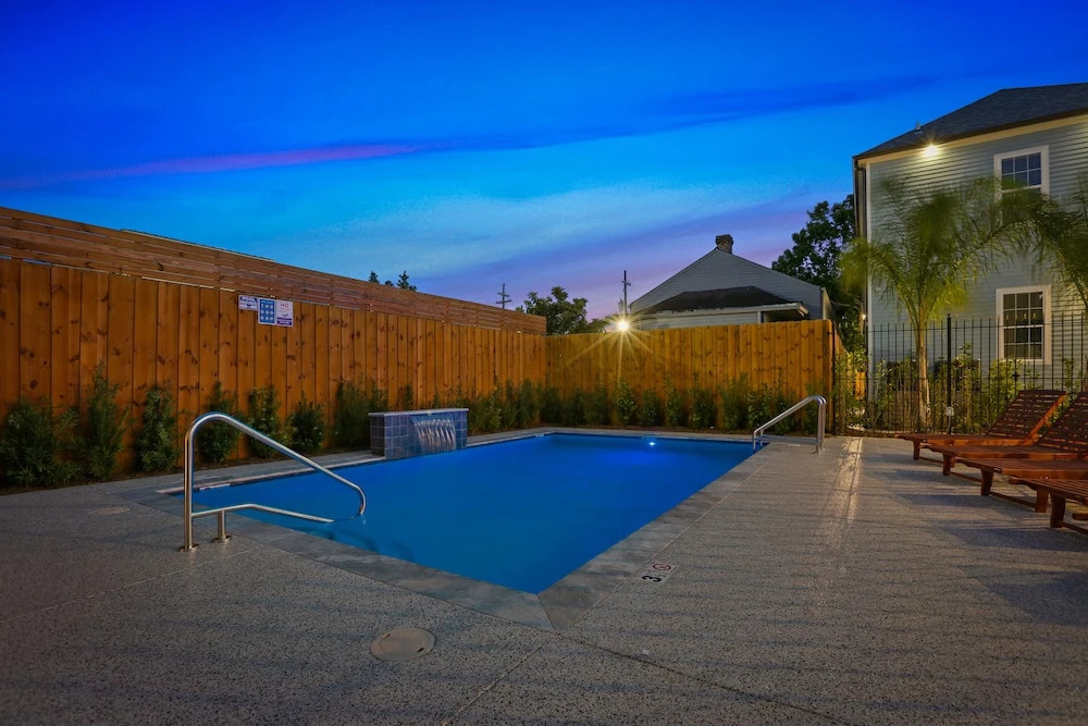 Modern 4 BR Condo with Balcony & Pool - Near FQ