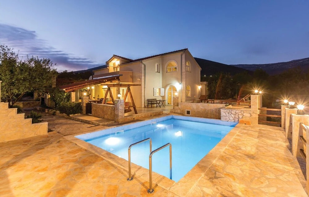 Four-Bedroom Holiday Home In Kastel Novi