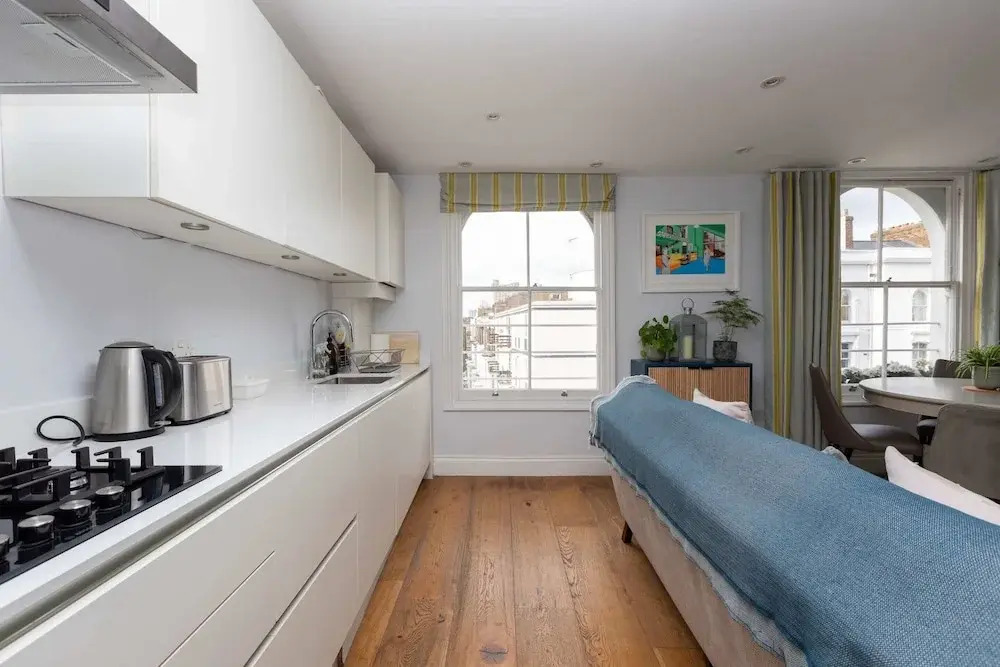 Spacious 3 Bedroom in Notting Hill With Balcony
