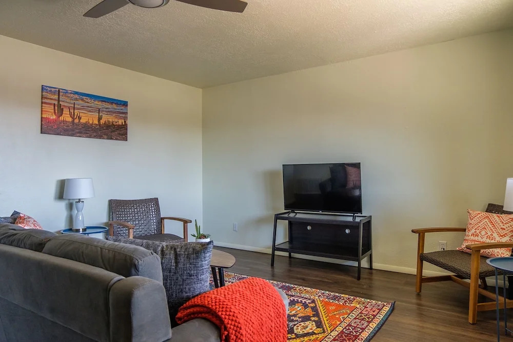 1 BR & 2 BR Apt w Pool & Gym by Frontdesk