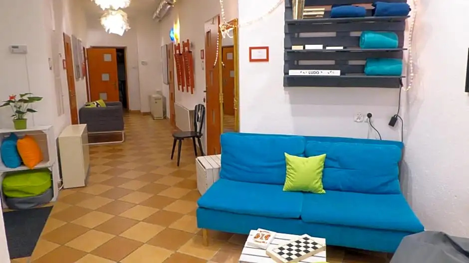 FlyFly Hostel , darmowy parking , rezerwuj przez urządzenia mobilne -10 procent