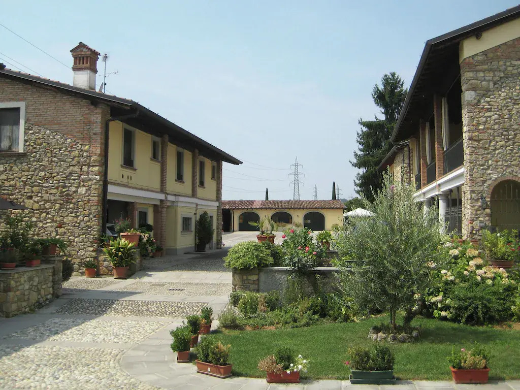 Snug Apartment in Monticelli Brusati near lake Iseo