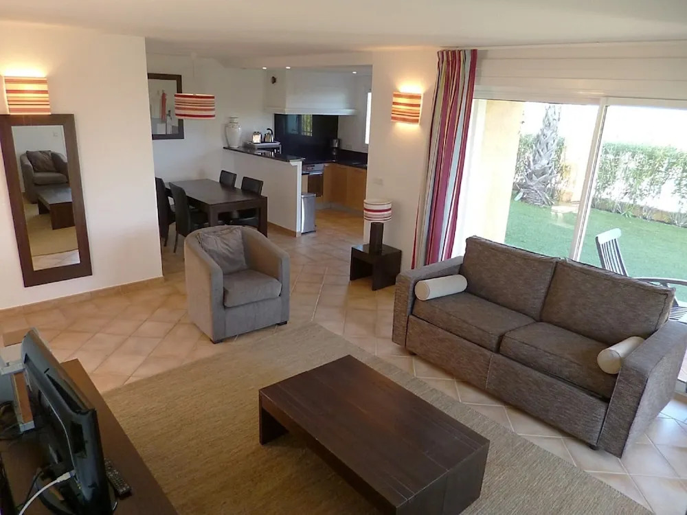 Tidy Appartment With Dishwasher and AC, 10 km From the Beach