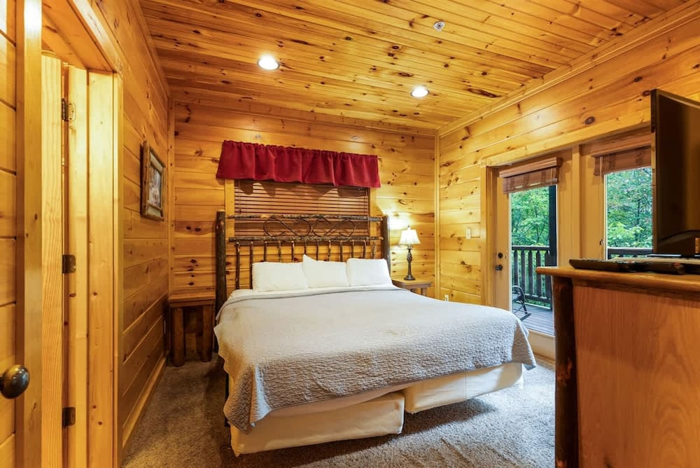 Dogwood Grand Cabin Hot tub and Games