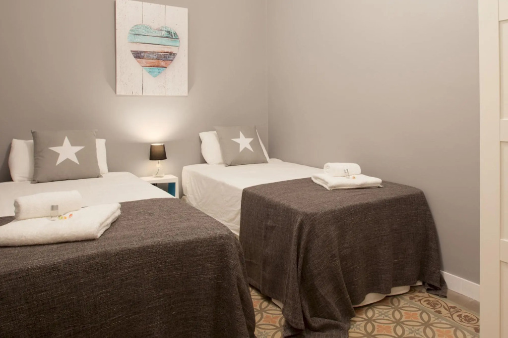 SOFIA 4 · Sofía's Gallery & Bath · Well Priced 6 Pax Spacious Home in Eixample