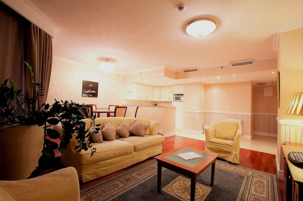 Queens Court Hotel & Residence
