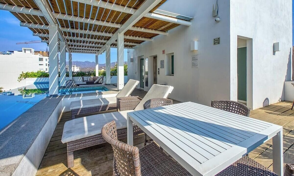 New 1 BR Condo - Oceanview Pool - 2 min to Beach