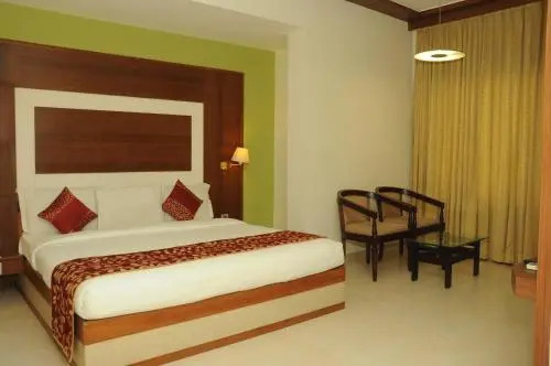 Ponnis Grand Inn