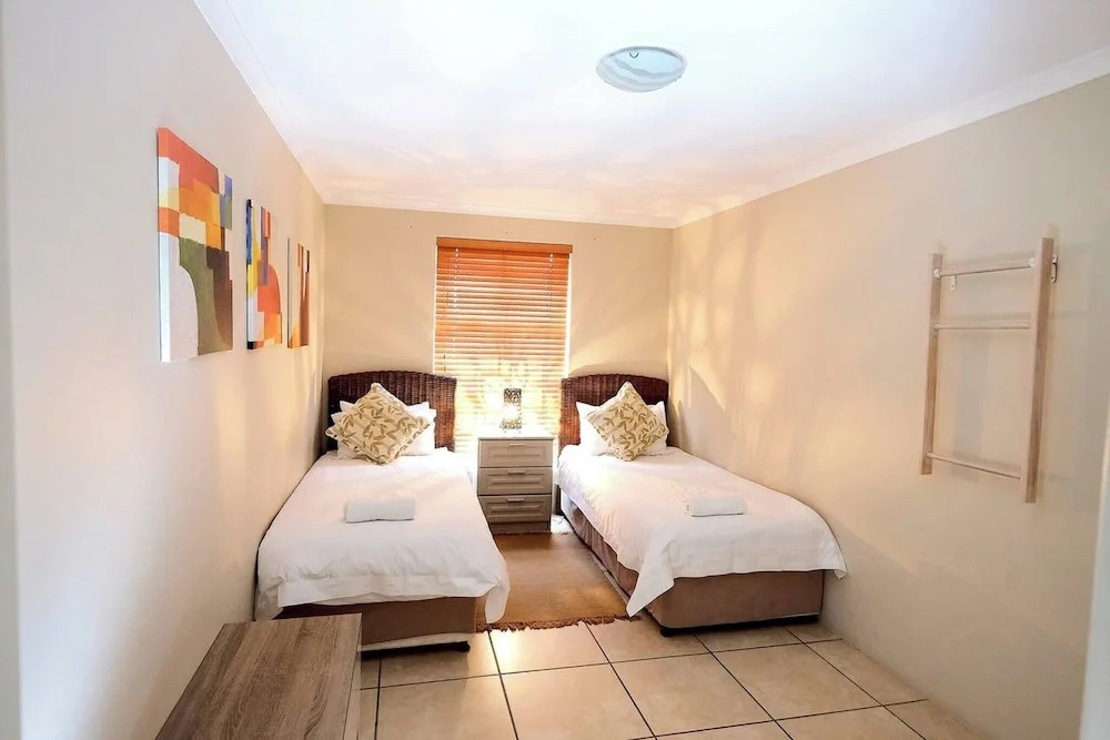 The Pelican - Stunning 3-bedroom Holiday Home in Langebaan