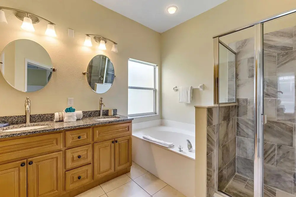 2 Suites, 1 King, 5 beds- Pool, Games Room #810 villa