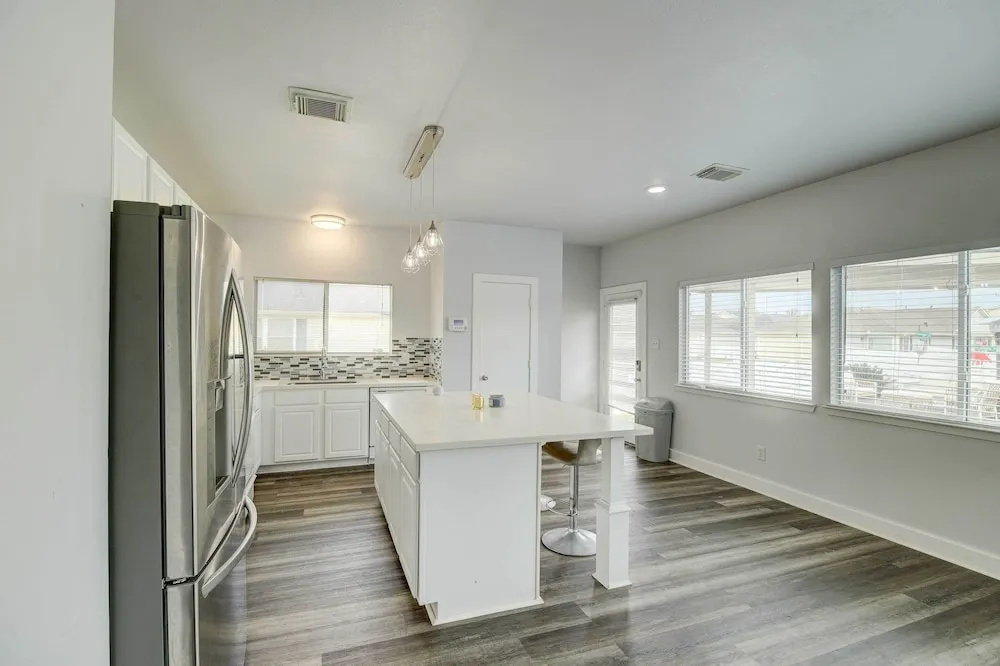 Houston Stay 7 Mi to NRG: Luxe + Group Friendly
