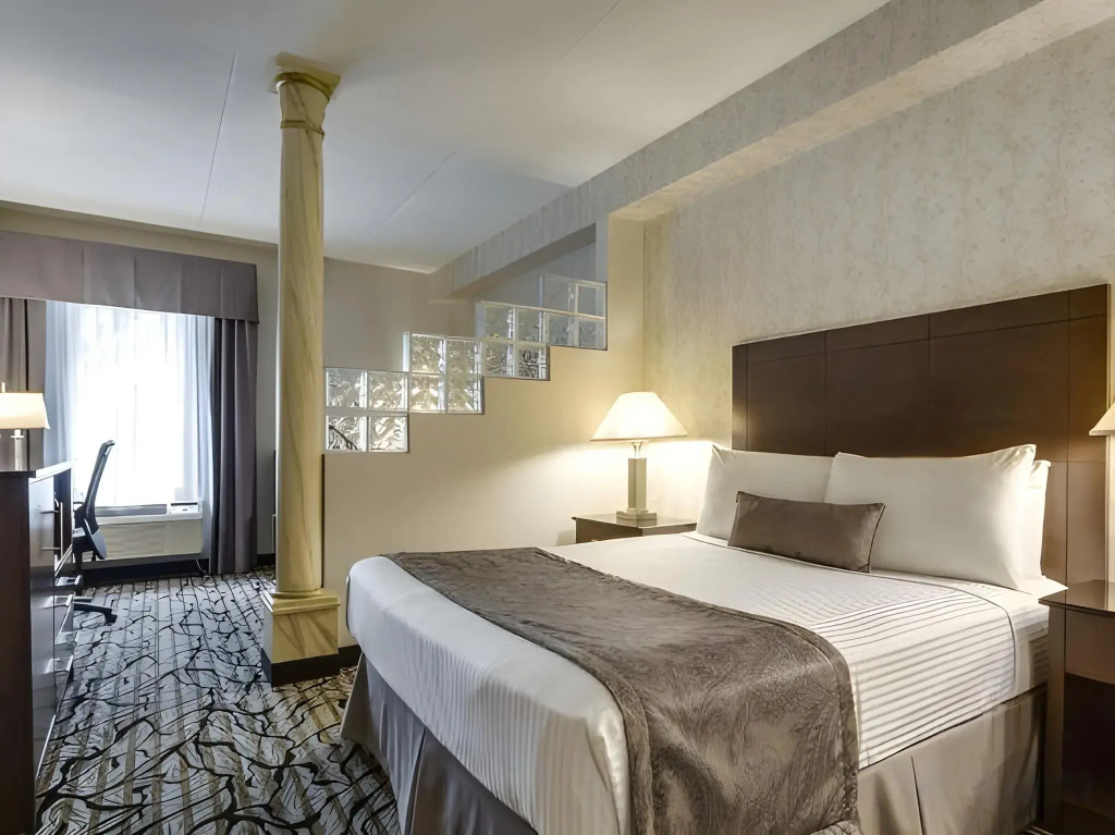 Monte Carlo Inn Oakville Suites
