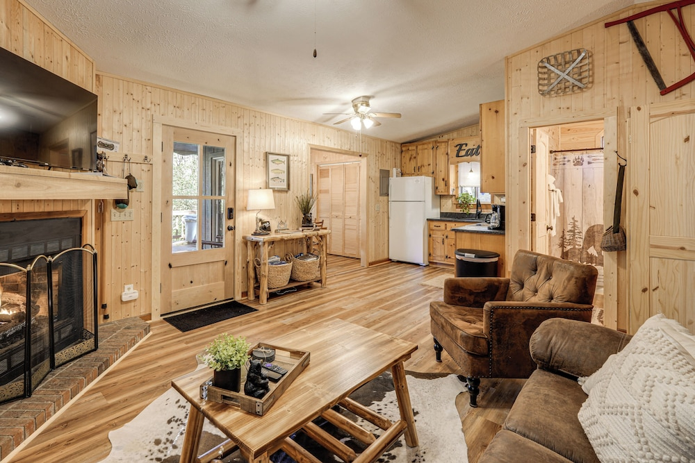 5 Mi to Helen: Woodsy Oasis w/ Hot Tub & Fire Pit!