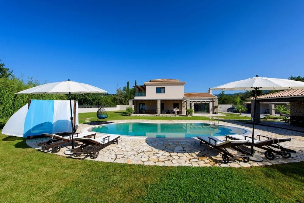 Villa Black White Dassia