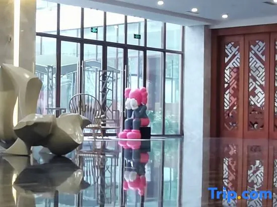 Yijia Hot Spring Resort Hotel (Jiezi Ancient Town Shop)