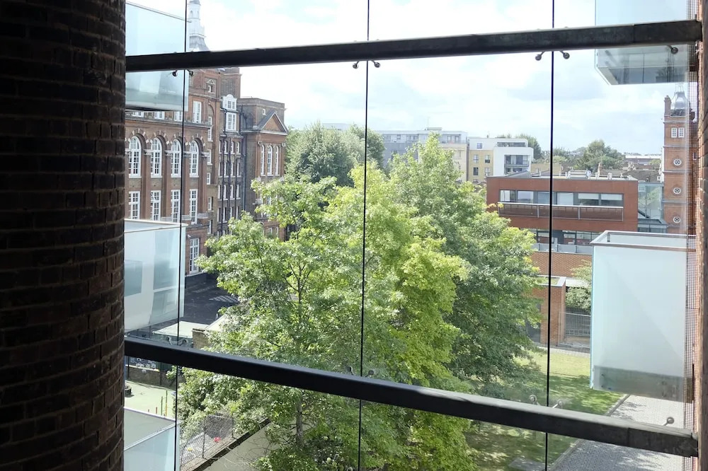 Luxury 2-bed Flat, Parking Near Tube and Emirates
