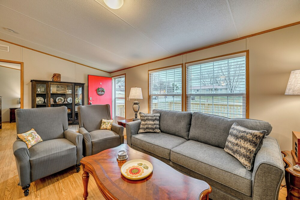 Boat, Fish, Hike & Explore: Cozy Home in Bronston