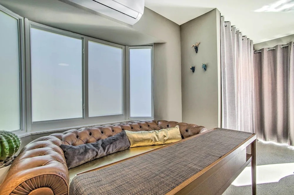 1 Mi to Deerfield Beach: Stylish Studio w/ Pool!