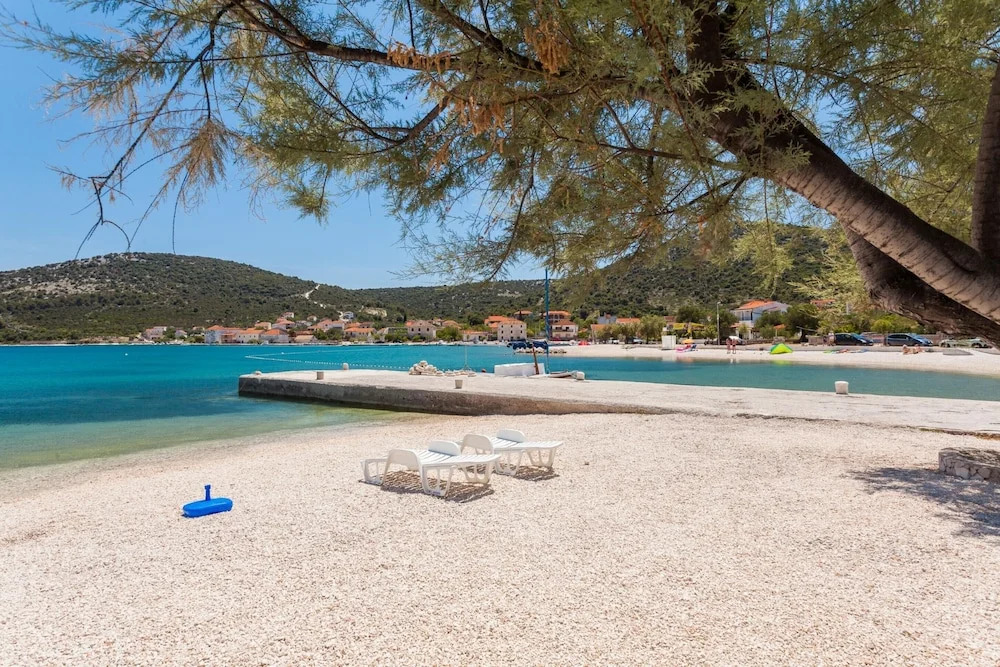 A4 - Modern apt w. Terrace, 3 min Walk to Beach