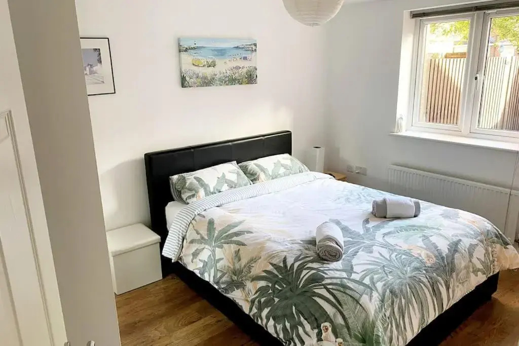 Modern & Stylish 2 Bedroom Apartment! - Ground Floor - FREE Parking for 2 Cars - Netflix - Disney Plus - Sky Sports - 1 Gigabit Internet Service - Newly decorated - Sleeps up to 4! - Close to Bournemouth Train Station