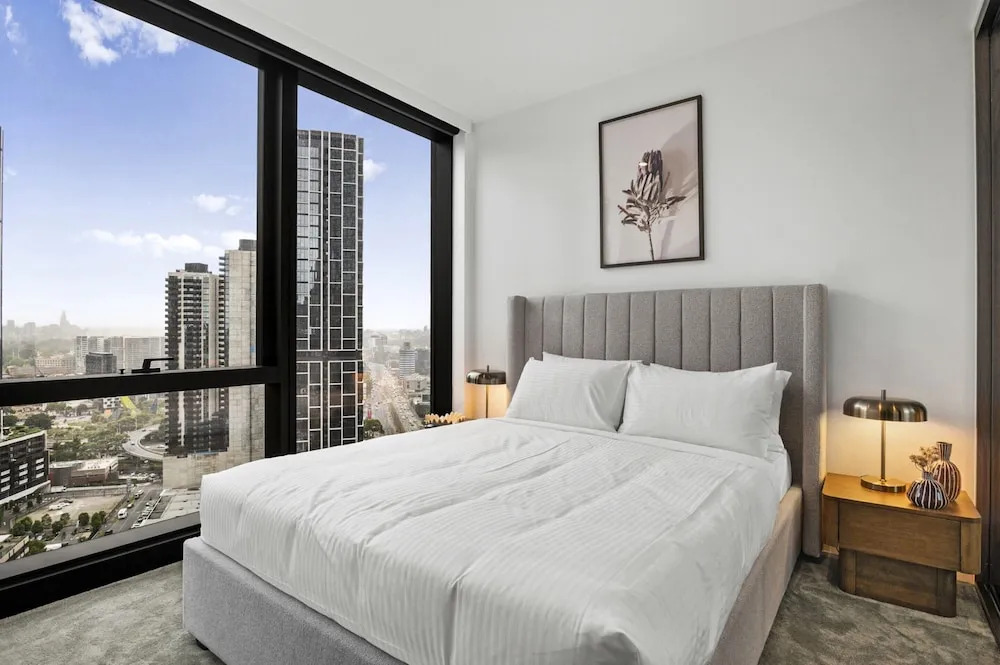 Modern 2BR Southbank Views + Pool Gym Near Casino