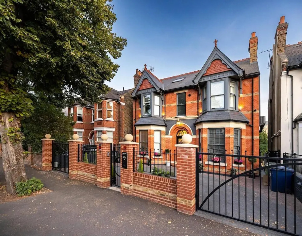 Dream House London 5bd with gym, cinema and hot tub