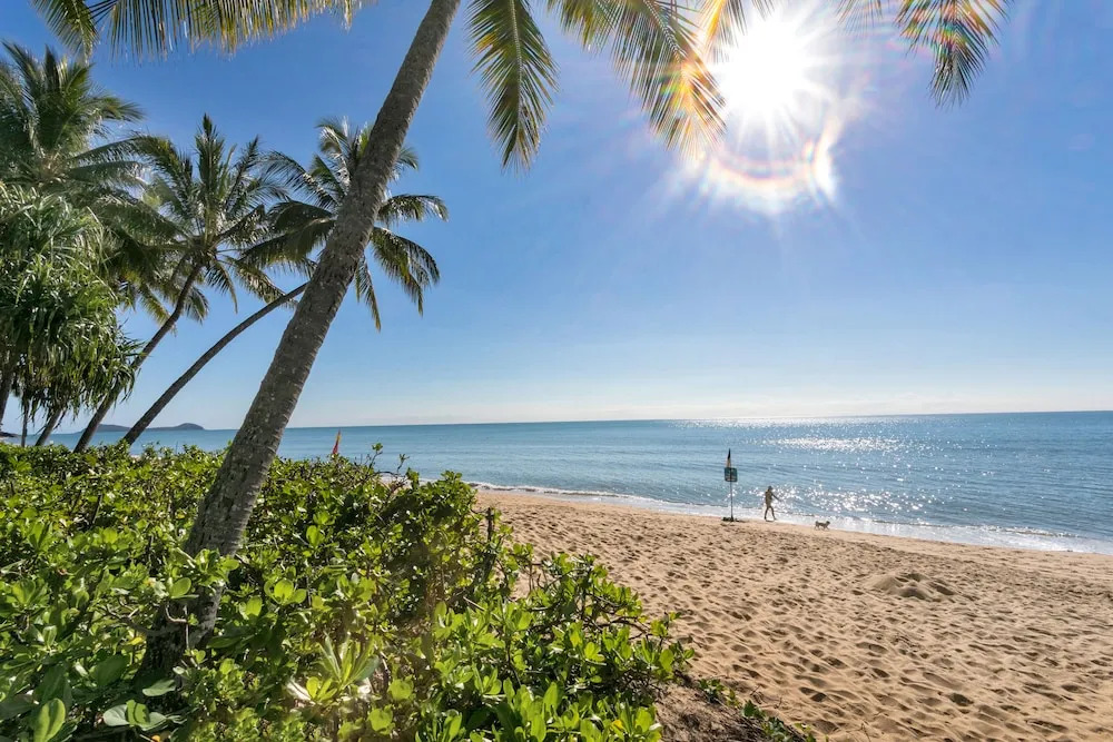 Beachfront Bliss 3-bedroom Apartment with Sea View 4