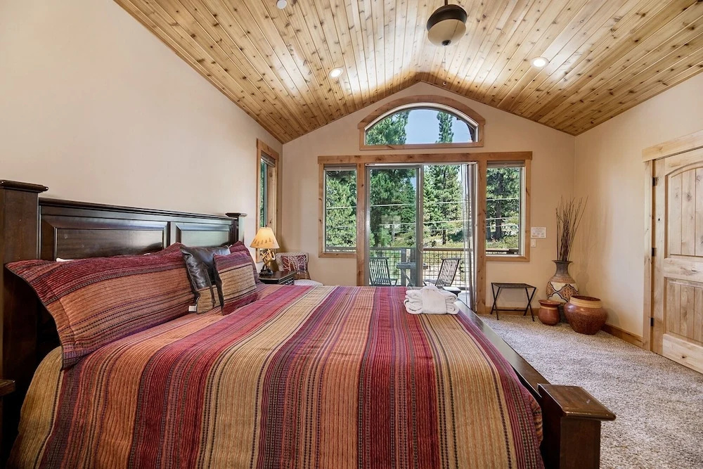 Big Bear Lodge W/ Sauna, Hot Tub, Decks & 4 Fireplaces 6 Bedroom Home