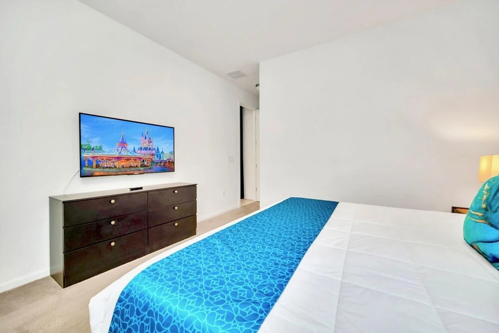 15br Mansion w Private Pool BBQ and Netflix