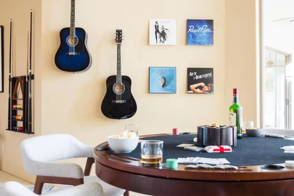 Sleeps 19, 7bdr Estate! Sports Court, Putting Green, Pool Farrier by Avantstay
