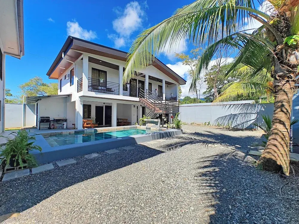 AJ Suites - Modern Beach Apartments with Pool and Full Kitchen