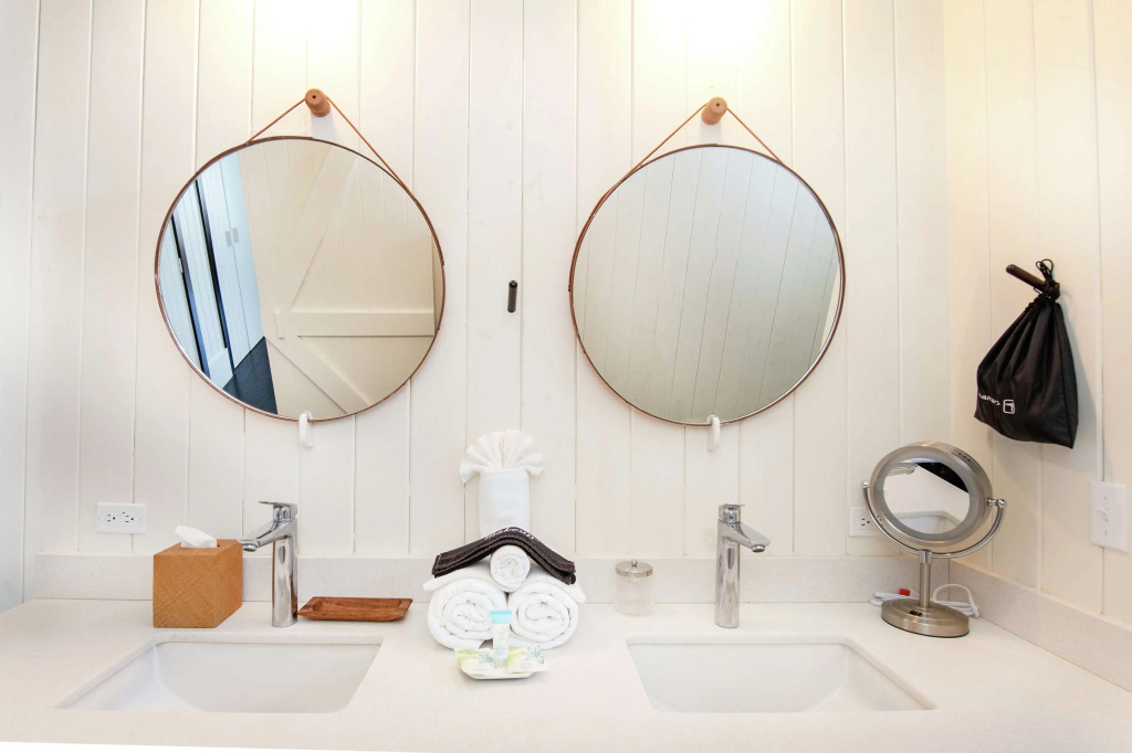 Mahogany Bay Resort and Beach Club, Curio Collection