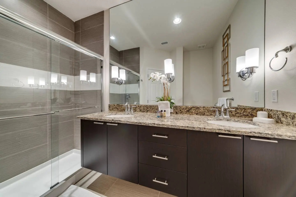Charming townhome with private pool near Disney