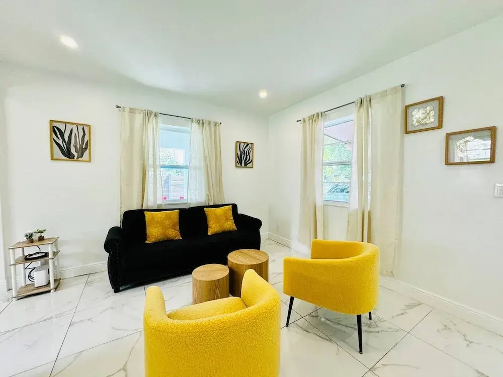 Modern 2-bedroom Retreat Near Beach Airport