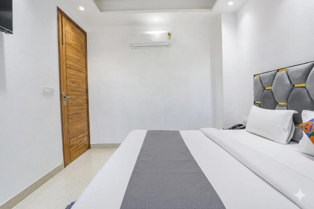 hotel aiims 20 four 7