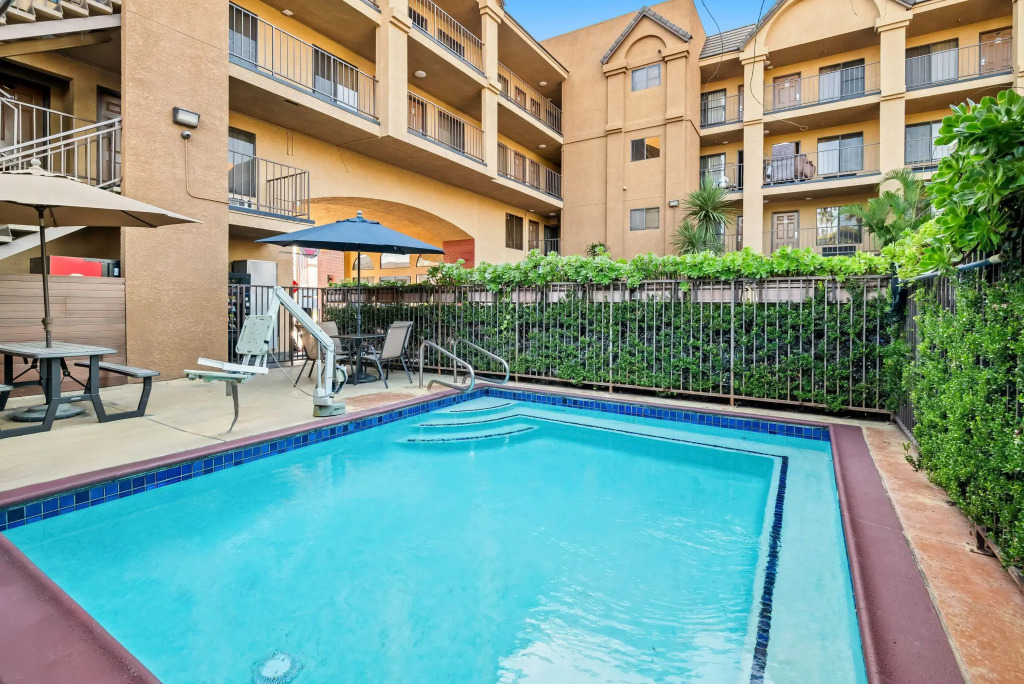Howard Johnson by Wyndham Pasadena