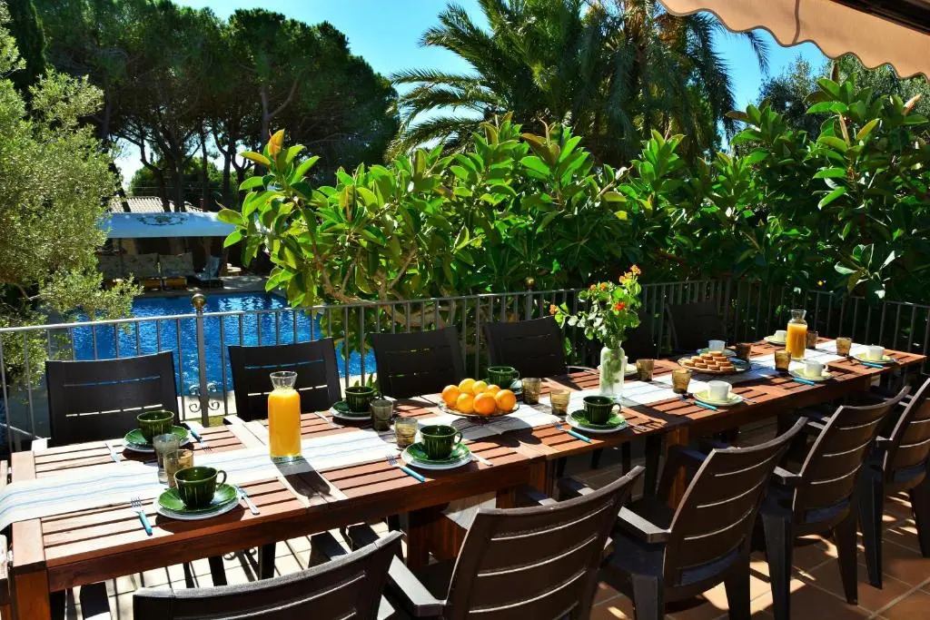 Villa Sitges El Ranch Amaizing Outdoor Areas Beaches at 5 minutes walk Sitges at 15 min drive AC Pool Jacuzzi & Garden XXL