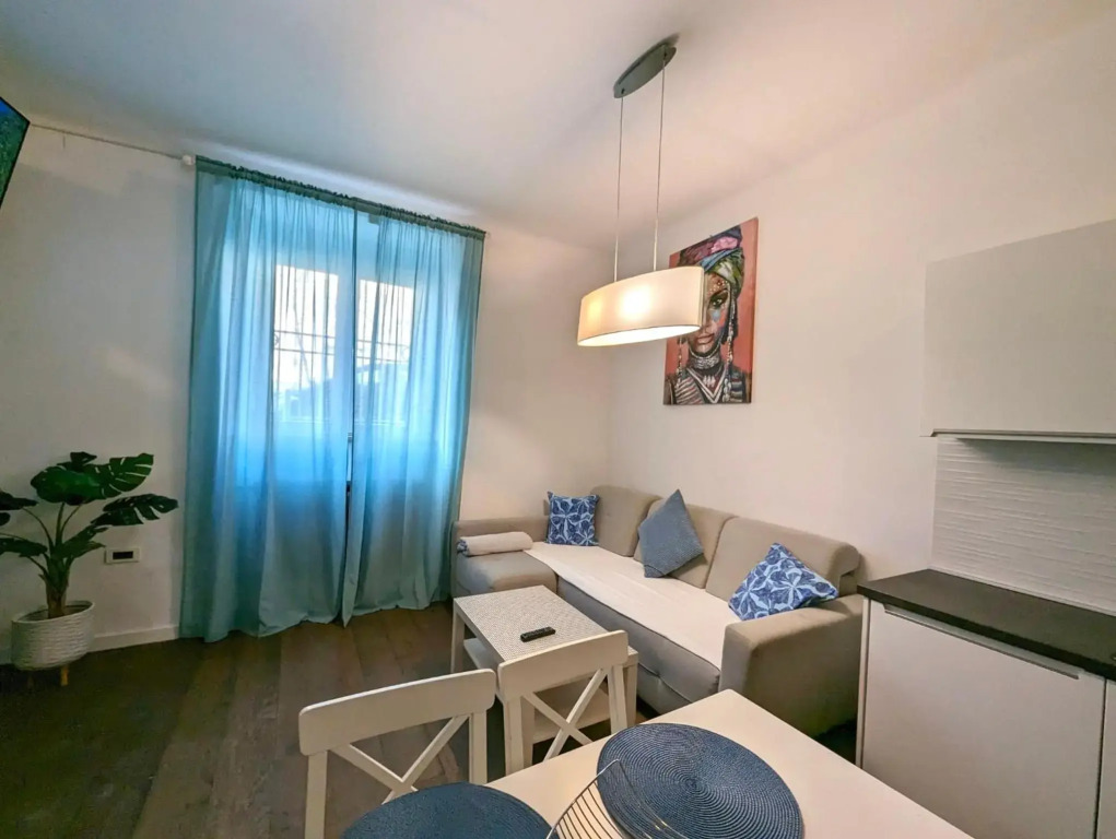 Fantabulous Downtown Abode w King Bed, 65" TV, Washer and Tumble Dryer
