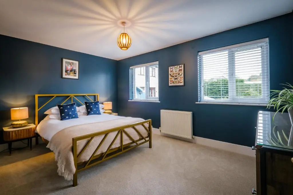 Rockside - Luxury 1 bedroom home with hot tub, central location, parking and pet friendly