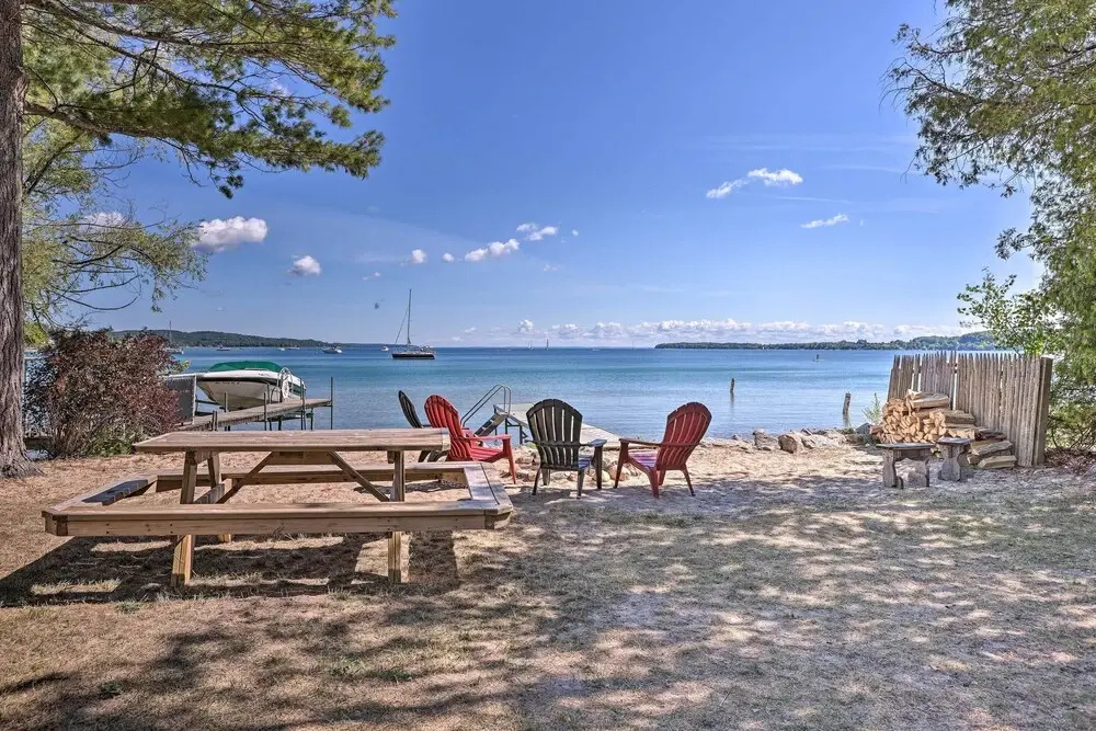 1/2 Mi to Dtwn Suttons Bay! Lakefront Cottage
