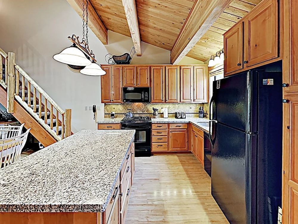 New Listing! Creekside Townhome Near Northstar Townhouse