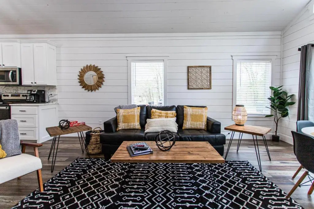NEW! "Moonlight Rest" Luxury Couples Cabin, 1 Bdrm, 1 Bth, Sleeps 4 Hot tub