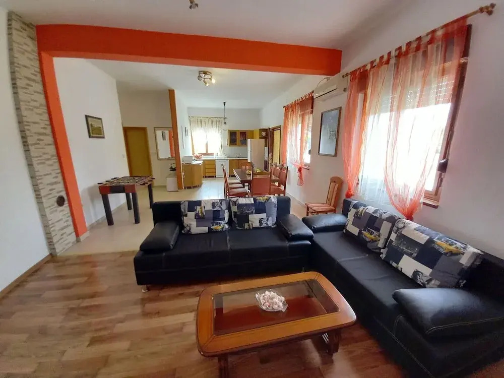 Detached House at Country Side, Fenced Private Garden Ideal for 2 Fam, Wifi