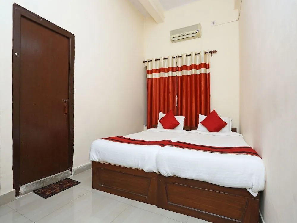 OYO 9001 Hotel East West